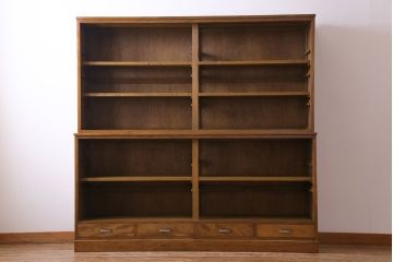 レトロ家具　昭和レトロ　モールガラス入り　緻密な木肌と温かな雰囲気が魅力の大振りな戸棚(食器棚、収納棚)