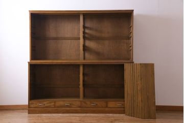 レトロ家具　昭和レトロ　モールガラス入り　緻密な木肌と温かな雰囲気が魅力の大振りな戸棚(食器棚、収納棚)