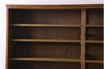 レトロ家具　昭和レトロ　モールガラス入り　緻密な木肌と温かな雰囲気が魅力の大振りな戸棚(食器棚、収納棚)