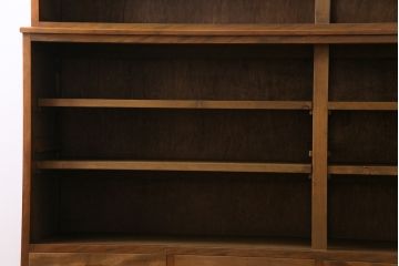 レトロ家具　昭和レトロ　モールガラス入り　緻密な木肌と温かな雰囲気が魅力の大振りな戸棚(食器棚、収納棚)