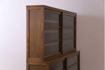 レトロ家具　昭和レトロ　モールガラス入り　緻密な木肌と温かな雰囲気が魅力の大振りな戸棚(食器棚、収納棚)