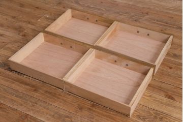 レトロ家具　昭和レトロ　モールガラス入り　緻密な木肌と温かな雰囲気が魅力の大振りな戸棚(食器棚、収納棚)