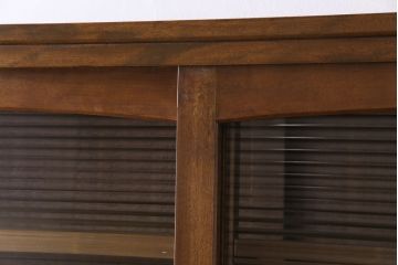レトロ家具　昭和レトロ　モールガラス入り　緻密な木肌と温かな雰囲気が魅力の大振りな戸棚(食器棚、収納棚)