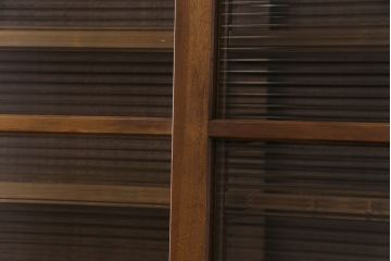 レトロ家具　昭和レトロ　モールガラス入り　緻密な木肌と温かな雰囲気が魅力の大振りな戸棚(食器棚、収納棚)