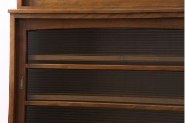 レトロ家具　昭和レトロ　モールガラス入り　緻密な木肌と温かな雰囲気が魅力の大振りな戸棚(食器棚、収納棚)