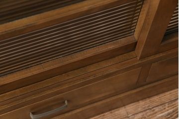 レトロ家具　昭和レトロ　モールガラス入り　緻密な木肌と温かな雰囲気が魅力の大振りな戸棚(食器棚、収納棚)