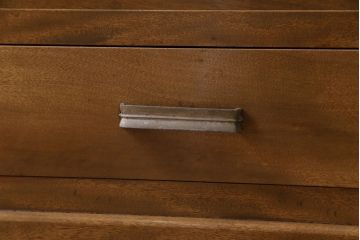 レトロ家具　昭和レトロ　モールガラス入り　緻密な木肌と温かな雰囲気が魅力の大振りな戸棚(食器棚、収納棚)