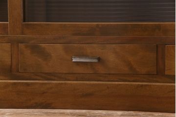 レトロ家具　昭和レトロ　モールガラス入り　緻密な木肌と温かな雰囲気が魅力の大振りな戸棚(食器棚、収納棚)