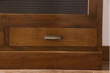 レトロ家具　昭和レトロ　モールガラス入り　緻密な木肌と温かな雰囲気が魅力の大振りな戸棚(食器棚、収納棚)