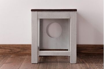 昭和中期　ペイント家具　ナチュラルな雰囲気が可愛らしい角スツール(淡い水色)