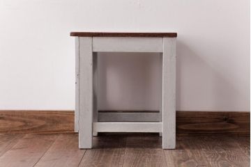 昭和中期　ペイント家具　ナチュラルな雰囲気が可愛らしい角スツール(淡い水色)