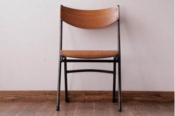 ヴィンテージ家具　イギリスビンテージ　鉄脚　レトロな味わいが格好いいスクールチェア(板座チェア、椅子)(1)