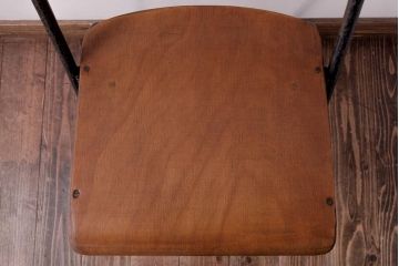 ヴィンテージ家具　イギリスビンテージ　鉄脚　レトロな味わいが格好いいスクールチェア(板座チェア、椅子)(1)
