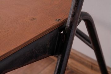 ヴィンテージ家具　イギリスビンテージ　鉄脚　レトロな味わいが格好いいスクールチェア(板座チェア、椅子)(1)