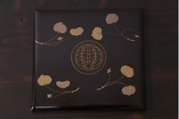 和製アンティーク　丸に二本杉紋　二葉葵　共箱付き重箱(和食器、漆器)