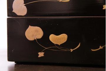 和製アンティーク　丸に二本杉紋　二葉葵　共箱付き重箱(和食器、漆器)