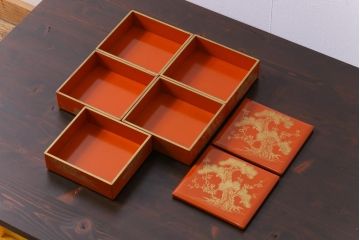 アンティーク雑貨　昭和期　共箱付き　松竹梅　鮮やかな朱色が目を引く五段重箱(和食器)