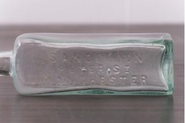 アンティーク雑貨　イギリスビンテージ　エンボスがおしゃれなガラスビン2つセット(硝子瓶、小瓶)