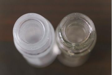 アンティーク雑貨　イギリスビンテージ　エンボス入り　細身のシルエットが素敵な小瓶2つセット(硝子瓶、ガラスビン)