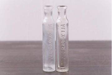 アンティーク雑貨　イギリスビンテージ　エンボス入り　細身のシルエットが素敵な小瓶2つセット(硝子瓶、ガラスビン)