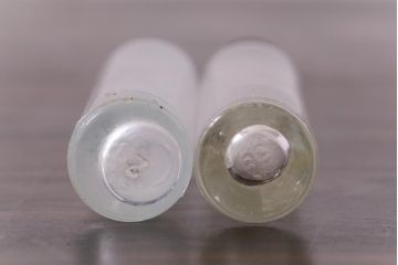 アンティーク雑貨　イギリスビンテージ　エンボス入り　細身のシルエットが素敵な小瓶2つセット(硝子瓶、ガラスビン)