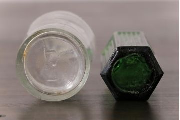 アンティーク雑貨　イギリスビンテージ　ジャンクな雰囲気がおしゃれな小瓶(ガラスビン、薬瓶、ボトル)2個セット