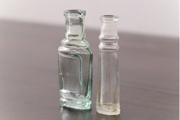 アンティーク雑貨　ビンテージ　気泡入りで味のある小さなボトル(ガラスビン、瓶)2個セット