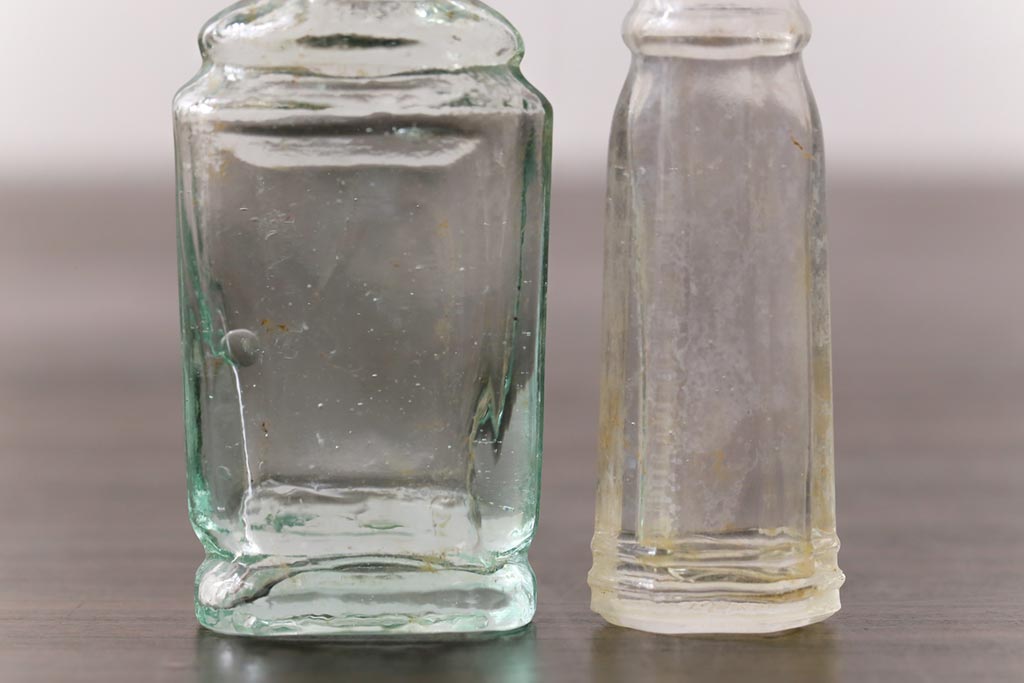 アンティーク雑貨　ビンテージ　気泡入りで味のある小さなボトル(ガラスビン、瓶)2個セット