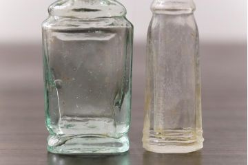 アンティーク雑貨　ビンテージ　気泡入りで味のある小さなボトル(ガラスビン、瓶)2個セット