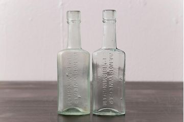 アンティーク雑貨　イギリスビンテージ　MANOR VINEGAR　エンボスが格好いいお酢のガラスビン(ボトル、瓶)2個セット