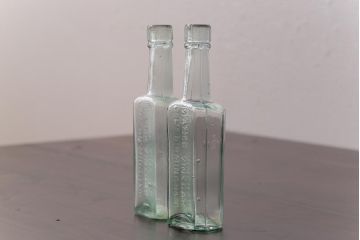 アンティーク雑貨　イギリスビンテージ　MANOR VINEGAR　エンボスが格好いいお酢のガラスビン(ボトル、瓶)2個セット
