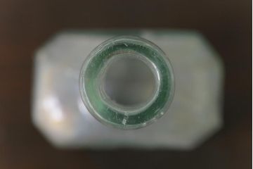 アンティーク雑貨　イギリスビンテージ　MANOR VINEGAR　エンボスが格好いいお酢のガラスビン(ボトル、瓶)2個セット