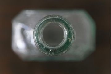 アンティーク雑貨　イギリスビンテージ　MANOR VINEGAR　エンボスが格好いいお酢のガラスビン(ボトル、瓶)2個セット