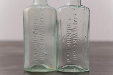 アンティーク雑貨　イギリスビンテージ　MANOR VINEGAR　エンボスが格好いいお酢のガラスビン(ボトル、瓶)2個セット