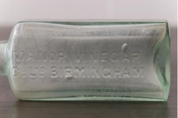 アンティーク雑貨　イギリスビンテージ　MANOR VINEGAR　エンボスが格好いいお酢のガラスビン(ボトル、瓶)2個セット