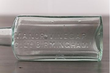 アンティーク雑貨　イギリスビンテージ　MANOR VINEGAR　エンボスが格好いいお酢のガラスビン(ボトル、瓶)2個セット