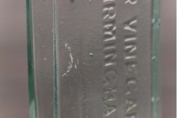 アンティーク雑貨　イギリスビンテージ　MANOR VINEGAR　エンボスが格好いいお酢のガラスビン(ボトル、瓶)2個セット