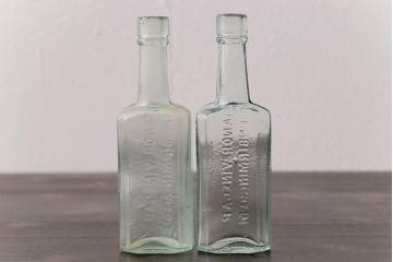 アンティーク雑貨　イギリスビンテージ　MANOR VINEGAR　エンボスが格好いいお酢のガラスビン(ボトル、瓶)2個セット