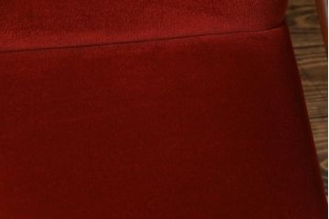 中古　ビンテージカリモク　シックな赤い座面が目を引く一人掛けソファ(アームチェア)