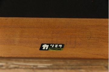 中古　ビンテージカリモク　シックな赤い座面が目を引く一人掛けソファ(アームチェア)