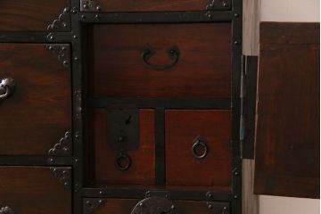アンティーク家具　和製アンティーク　前面ケヤキ材　漆塗り 華やかな飾り金具が目を惹く仙台箪笥(時代箪笥、衣装箪笥、引き出し、チェスト)