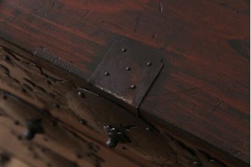 アンティーク家具　和製アンティーク　前面ケヤキ材　漆塗り 華やかな飾り金具が目を惹く仙台箪笥(時代箪笥、衣装箪笥、引き出し、チェスト)