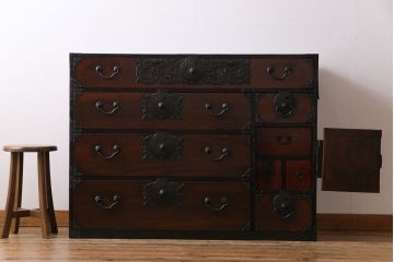 アンティーク家具　和製アンティーク　前面ケヤキ材　漆塗り 華やかな飾り金具が目を惹く仙台箪笥(時代箪笥、衣装箪笥、引き出し、チェスト)