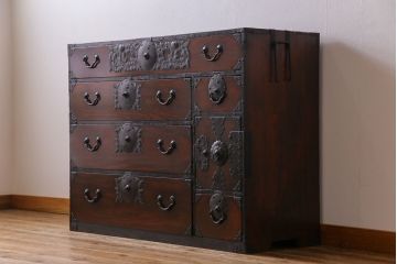 アンティーク家具　和製アンティーク　前面ケヤキ材　漆塗り 華やかな飾り金具が目を惹く仙台箪笥(時代箪笥、衣装箪笥、引き出し、チェスト)