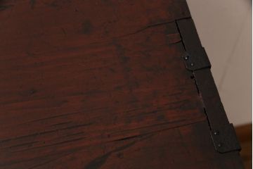 アンティーク家具　和製アンティーク　前面ケヤキ材　漆塗り 華やかな飾り金具が目を惹く仙台箪笥(時代箪笥、衣装箪笥、引き出し、チェスト)