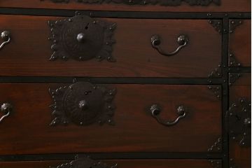 アンティーク家具　和製アンティーク　前面ケヤキ材　漆塗り 華やかな飾り金具が目を惹く仙台箪笥(時代箪笥、衣装箪笥、引き出し、チェスト)