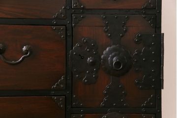 アンティーク家具　和製アンティーク　前面ケヤキ材　漆塗り 華やかな飾り金具が目を惹く仙台箪笥(時代箪笥、衣装箪笥、引き出し、チェスト)