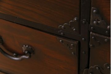 アンティーク家具　和製アンティーク　前面ケヤキ材　漆塗り 華やかな飾り金具が目を惹く仙台箪笥(時代箪笥、衣装箪笥、引き出し、チェスト)