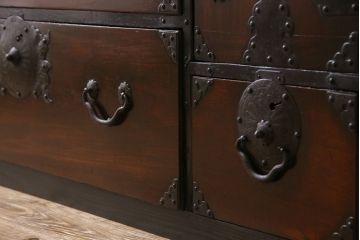 アンティーク家具　和製アンティーク　前面ケヤキ材　漆塗り 華やかな飾り金具が目を惹く仙台箪笥(時代箪笥、衣装箪笥、引き出し、チェスト)