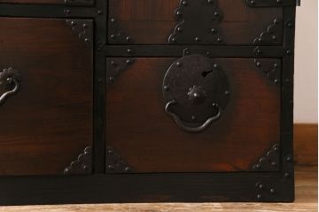 アンティーク家具　和製アンティーク　前面ケヤキ材　漆塗り 華やかな飾り金具が目を惹く仙台箪笥(時代箪笥、衣装箪笥、引き出し、チェスト)